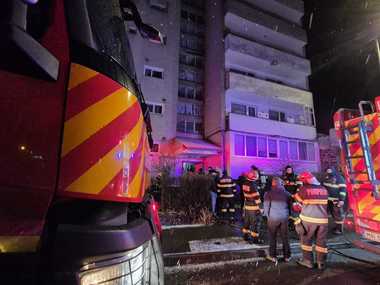 UPDATE - Incendiu într-un bloc de locuinţe din Sfântu Gheorghe/ 40 de persoane, evacuate/ Doi soţi, transportaţi la spital - FOTO