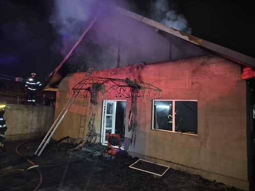 Constanţa: Puternic incendiu în Palazu Mare / A ars o casă pe o suprafaţă de 300 de metri pătraţi / Patru adulţi şi patru copii erau în locuinţă, dar au reuşit să iasă