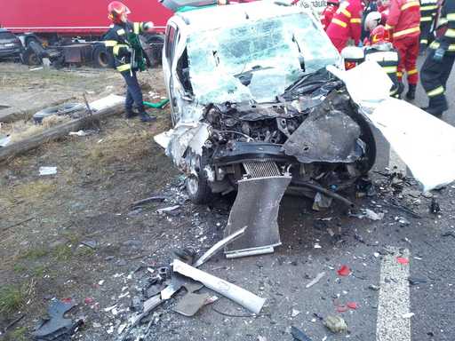 Bistriţa-Năsăud: Trei persoane, între care un copil de 14 ani, au fost rănite într-un accident rutier produs la Josenii Bârgăului / O femeie a fost blocată în autoturism - FOTO