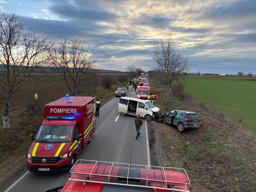 Bihor: Două persoane, transportate la spital în urma unui accident în care au fost implicate cinci autovehicule, pe DN 19