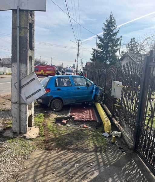 Prahova: Patru case, evacuate, în localitatea Păuleşti, după ce un autoturism a derapat şi a rupt o ţeavă de alimentare cu gaze - FOTO