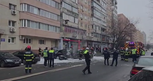 UPDATE - Puternic incendiu în Sectorul 6 al Capitalei – Au ars mai multe vehicule pe Bulevardul Constructorilor / Un bărbat şi o femeie, surprinşi în maşina electrică de la care a pornit focul / Femeia a murit, iar bărbatul are arsuri pe 15 - 20% din corp