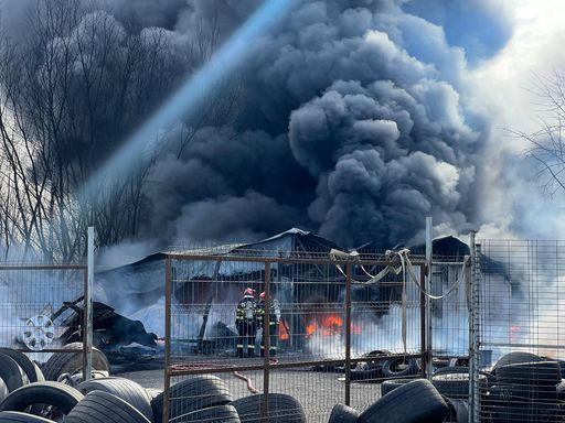 UPDATE - Puternic incendiu la o vulcanizare din judeţul Sibiu / Trafic oprit pe DN 1, la Veştem / Mesaj RO-Alert / Focul s-a extins la cauciucuri şi la vegetaţie uscată - FOTO / VIDEO

