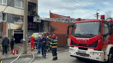 Incendiu la o autoutilitară şi la faţada unui bloc din Cluj-Napoca/ Patru persoane, evacuate, dintre care una primeşte îngrijiri medicale - FOTO