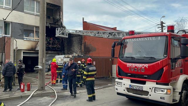 Incendiu la o autoutilitară şi la faţada unui bloc din Cluj-Napoca/ Patru persoane, evacuate, dintre care una primeşte îngrijiri medicale – FOTO