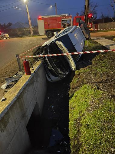 Teleorman: Autoturism în care se aflau şase persoane, răsturnat în afara şoselei, la Botoroaga/ Două persoane, la spital - FOTO