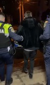 Tânăr care a furat parfumuri dintr-un magazin din Craiova, observat de o poliţistă aflată în timpul liber, care l-a urmărit/ La un moment dat, el a îmbrâncit-o şi a fugit, fiind prins ulterior şi reţinut