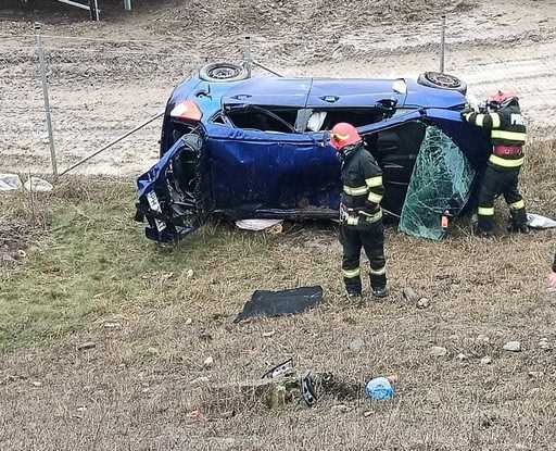 Prahova: Autoturism în care se aflau trei persoane, răsturnat pe un câmp. Un bărbat, rămas încarcerat, a fost preluat de o ambulanţă de terapie intensivă, alte două victime primind ajutor medical la locul accidentului