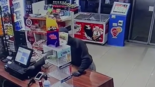 Tâlhărie într-o benzinărie din Timişoara/ Un tânăr cu cagulă a ameninţat angajatul cu un cuţit şi a furat 1.200 lei - VIDEO