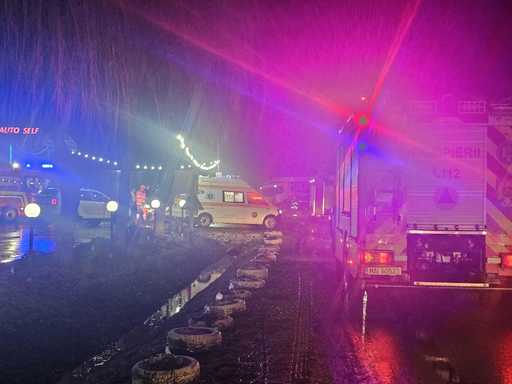 Iaşi: Două maşini şi un TIR, implicate într-un accident rutier produs în zona localităţii Moţca, la intersecţia DN 2 cu DN 28A / Patru persoane, evaluate