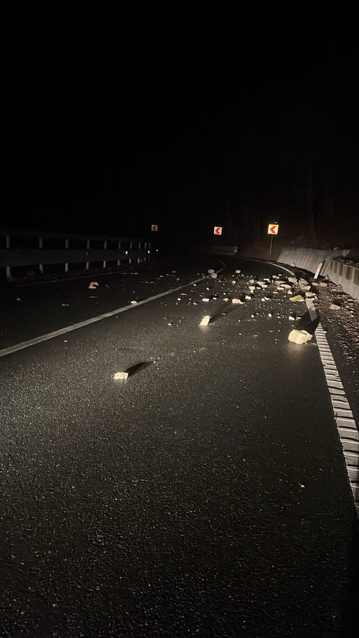 Ninge abundent în judeţul Harghita – Se intervine pe mai multe drumuri naţionale / Aluviuni pe DN 2, traficul fiind îngreunat la Podgoria / Pietre căzute de pe versant, în Pasul Gutâi – FOTO / VIDEO