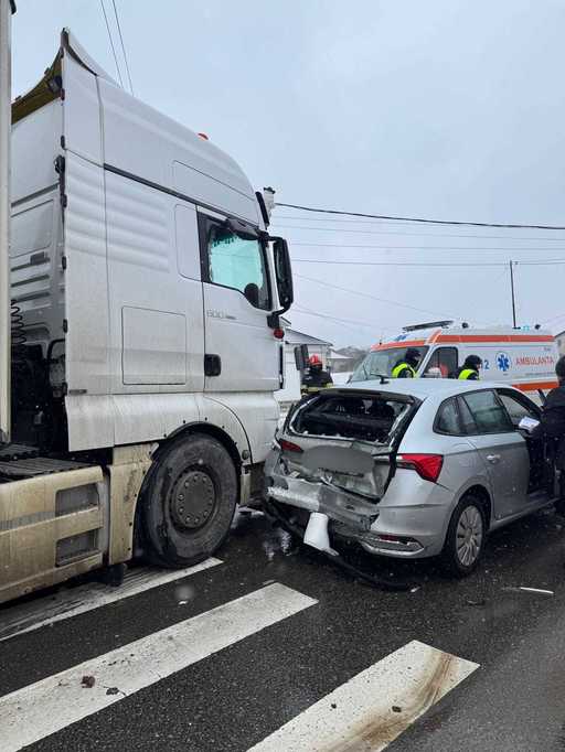 UPDATE - Copil de 11 ani, rănit într-un accident rutier în judeţul Neamţ / Au fost implicate un autotren în care se afla doar conducătorul auto şi un autoturism în care se aflau trei persoane / Cum s-a produs evenimentul 