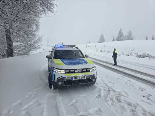 Ninge abundent pe DN 67 C Novaci – Rânca / Drumarii recomandă turiştilor să nu se aventureze fără lanţuri antiderapante / Filtru al Poliţiei - FOTO / VIDEO 