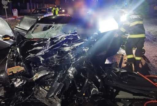 Ialomiţa: Două persoane au murit într-un accident pe DN 2A, după ce maşina în care se aflau a intrat pe contrasens şi a lovit un TIR/ Un copil de 10 ani a fost şi el în stop cardio-respirator, dar a fost resuscitat/ El şi un bărbat, transportaţi la spital