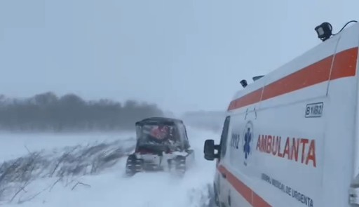 Intervenţie contracronometru într-o comună din judeţul Buzău - pacient transportat cu autoşenilata - FOTO, VIDEO
