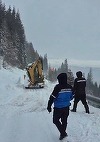 Dâmboviţa: Drumul judeţean care trece prin apropierea cabanei Dichiu, blocat de o avalanşă. Autorităţile recomandă evitarea deplasărilor în zona de munte - VIDEO