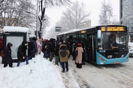 Primarul general: Se pare că operatorii de salubrizare de la sectoare au raportat mai multe utilaje în teren şi mai mulţi oameni decât au fost în realitate / Probeme cu transportul în comun / Poliţia Locală face verificări - FOTO