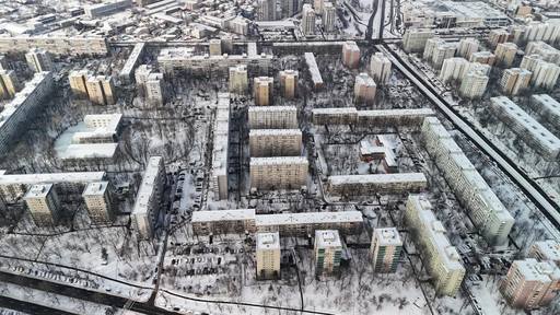 Fată de 16 ani, găsită inconştientă pe o stradă din Bucureşti, existând suspiciunea că s-a electrocutat / În apropiere era un copac căzut peste firele de tensiune, acestea ajungând pe sol / Anchetă a Poliţiei