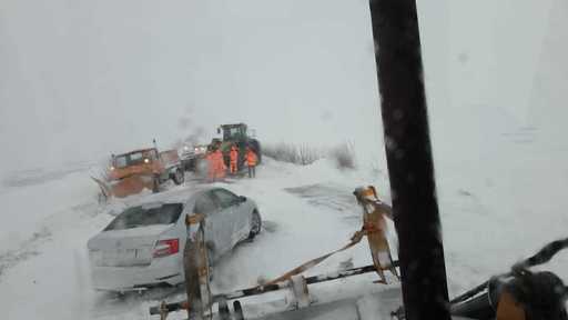 Constanţa: Pompierii au intervenit pentru deblocarea din zăpadă a 80 de autoturisme, în care se aflau 200 de persoane, dar şi a trei ambulanţe / O persoană care avea nevoie de dializă, preluată de un echipaj SMURD şi dusă la spital