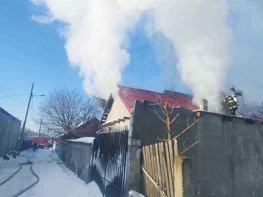 Incendiu puternic la o locuinţă din judeţul Constanţa / Trei adulţi şi trei copii au fost evacuaţi / O femeie a fost dusă la spital după ce a suferit un atac de panică - FOTO
