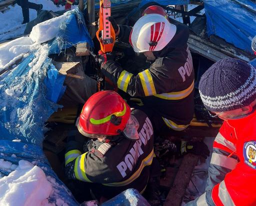 Prahova: Bărbat prins sub dărâmături, după ce acoperişul unei construcţii improvizate s-a prăbuşit peste el, pe o stradă din Ploieşti/ Pompierii l-au scos în viaţă, bărbatul fiind dus la spital 