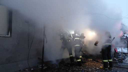 Incendiu puternic într-o comună din judeţul Neamţ/ Doi vârstnici, scoşi din locuinţa în flăcări, până la sosirea pompierilor, de doi luptători de la SAS, aflaţi în zonă la altă misiune/ În locuinţă era şi o butelie cu risc de explozie - FOTO