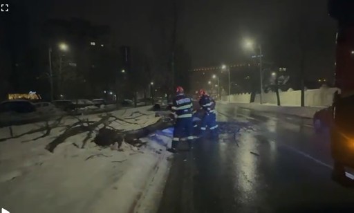 COD GALBEN DE NINSOri ŞI VISCOL - ISU Bucureşti - Ilfov - 15 intervenţii pentru îndepărtarea a 13 copaci şi a două elemente de construcţie / 3 autoturisme şi un gard, avariate - FOTO, VIDEO

