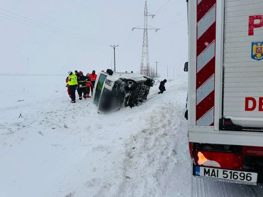 UPDATE - Giurgiu: Microbuz cu 16 pasageri  răsturnat. A fost activat planul roşu de intervenţie / O femeie a fost transportată la spital. Planul roşu a fost dezactivat / Precizările Poliţiei - FOTO

