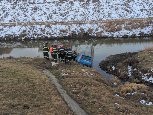 Iaşi: Femeie rănită, după ce a căzut cu maşina în râul Bahlui/ Ea reuşise să iasă din autoturism înainte de sosirea pompierilor/ După ce i s-au acordat primele înjrijiri la faţa locului, a fost dusă la spital - VIDEO