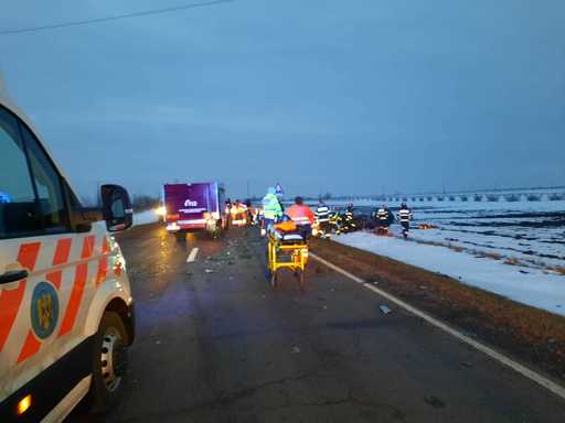 UPDATE - Accident grav pe DN2B, în judeţul Brăila - O femeie şi un bărbat au murit, iar fetiţa lor de 6 ani a fost rănită / Încă un bărbat transportat la spital / Cum s-a produs accidentul 