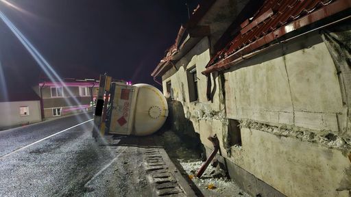 UPDATE - Sibiu: O autocisternă care transporta gaz butan s-a răsturnat pe DN 1 / 20 de locuitori de pe o rază de un kilometru, evacuaţi / Trafic blocat / Şoferii, direcţionaţi pe rute ocolitoare