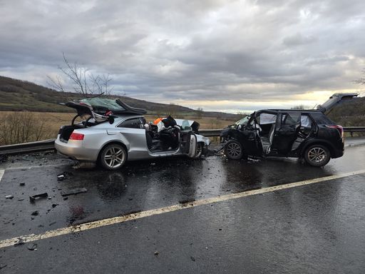 UPDATE - Sibiu: O adolescentă şi doi bărbaţi, încarceraţi în urma unui accident în care au fost implicate două autoturisme, pe DN 14 / Cei doi bărbaţi au fost declaraţi decedaţi / Cum s-a produs accidentul 