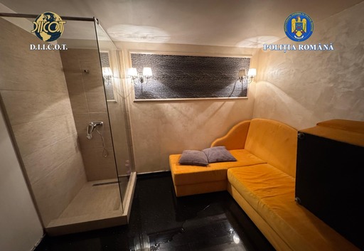 Percheziţii la o grupare care recruta tinere cu promisiunea că vor lucra ca dansatoare într-un club din Sectorul 5, dar în realitate le obliga să se prostitueze/ Fetele, presate psihic să ”atingă” numărul-ţintă de clienţi/ Un suspect, prins cu droguri