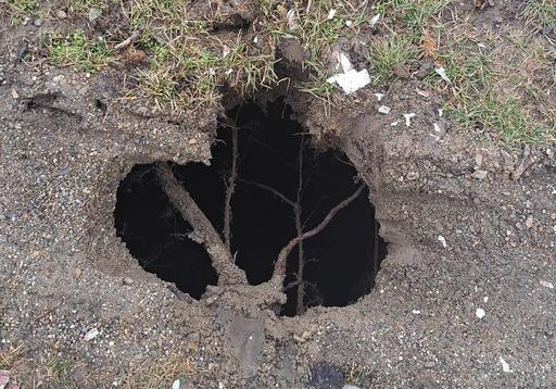 UPDATE - Intervenţie a pompierilor într-o curte dintr-o comună din Iaşi, după apariţia unei gropi care a dus la tasarea terenului din jur/ Tasarea terenului s-a produs ca urmare a golirii pânzei freatice / Groapă adâncă de 3 metri  - FOTO
