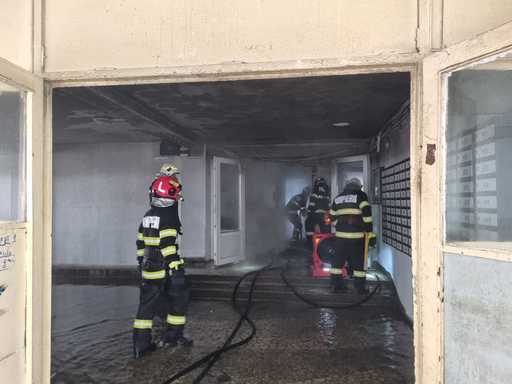 Incendiu puternic într-un apartament din Craiova / Patru persoane au suferit atac de panică