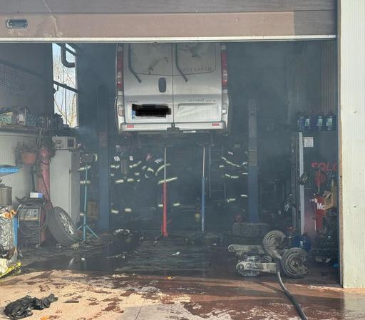 Galaţi - Trei persoane rănite într-un incendiu izbucnit la o vulcanizare din Gara Berheci - FOTO
