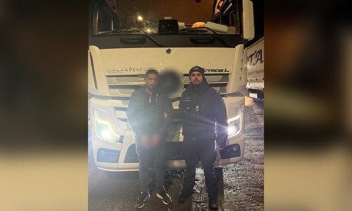 Şofer turc, arestat preventiv în România sub acuzaţia de trafic de migranţi. El transporta mobilă şi a fost prins de poliţiştii la Vama Giurgiu, având ascuns în cabina TIR-ului un bărbat cu document de identitate expirat şi fără viză - FOTO
