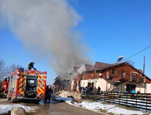 UPDATE - Incendiu la restaurantul unei pensiuni din Slănic-Moldova/ La sosirea pompierilor, tot acoperişul clădirii era în flăcări/ Incendiul a fost localizat şi lichidat/ Cauza probabilă