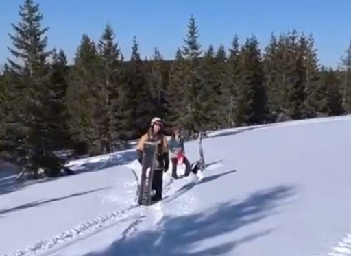 Alba: Un bărbat care a urcat cu snowmobilul pe munte şi apoi a plecat cu placa într-o zonă neamenajată ca pârtie, recuperat de către jandarmii montani, după ce a rămas blocat în zăpadă - VIDEO
