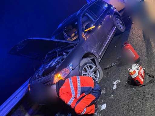 UPDATE - Olt: Traficul rutier pe Drumul Expres 12, blocat în urma unui accident rutier/ O maşină a lovit două persoane care s-ar fi aflat pe şosea/ Una dintre ele a murit, alta a fost rănită