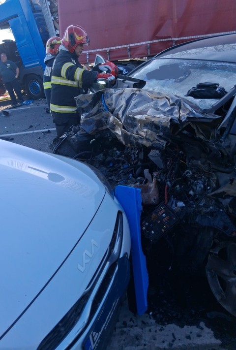Bihor: Patru persoane, rănite într-un accident în care au fost implicate trei autoturisme şi un TIR/ O femeie a fost descarcerată, fiind supusă manevrelor de resuscitare/ Traficul pe DN 1, blocat
