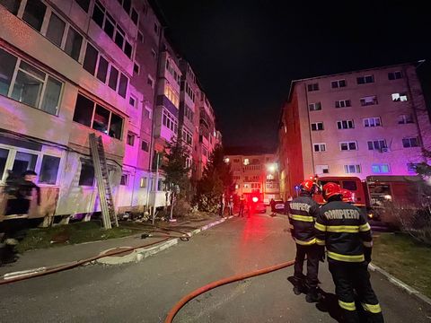 UPDATE - Incendiu, cu degajări mari de fum, într-un apartament de la etajul întâi al unui bloc din municipiul Sibiu/ Circa 50 de locatari, evacuaţi/ Un bărbat de 70 de ani din apartament, resuscitat şi transportat la UPU