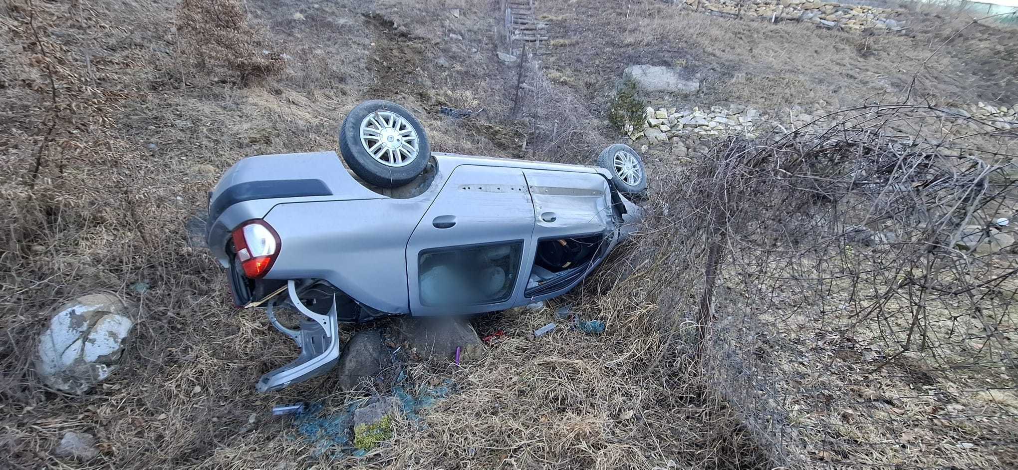 Cluj: Cinci răniţi, în urma unui accident rutier petrecut în localitatea Sălicea, cu două maşini implicate/ Unul dintre autoturisme a căzut într-o râpă adâncă de zece metri FOTO