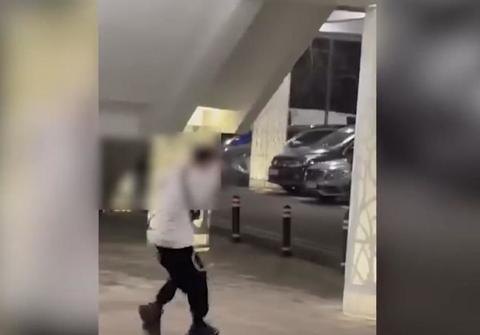 Poliţiştii au percheziţionat locuinţa unui adolescent de 15 ani care a tras cu un pistol în parcarea unui centru comercial din Craiova / Arma era de tip paitballl, iar în locuinţa sa au fost găsite opt proiectile pentru acest pistol