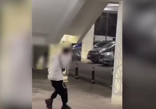 Poliţiştii au percheziţionat locuinţa unui adolescent de 15 ani care a tras cu un pistol în parcarea unui centru comercial din Craiova / Arma era de tip paintballl, iar în locuinţa sa au fost găsite opt proiectile pentru acest pistol