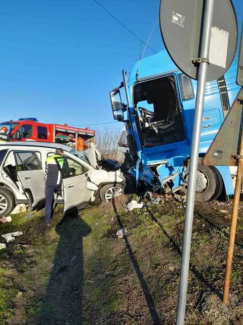 Brăila: Două femei au murit şi un bărbat a fost rănit după ce un autoturism şi un TIR s-au ciocnit/ Şoferul camionului, transportat şi el la spital
