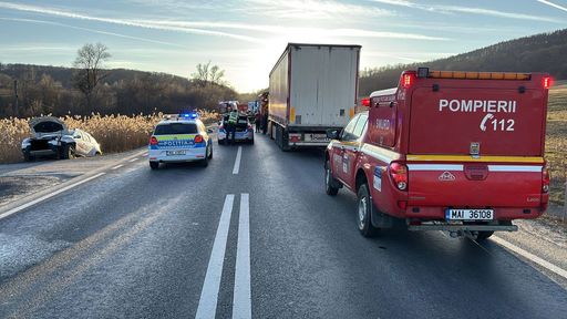Sibiu: Un bărbat şi o fetiţă, transportaţi la spital după un accident produs pe DN 1, la Bradu/ Traficul, blocat