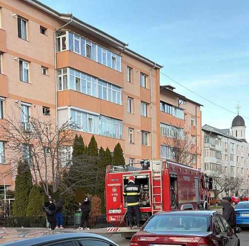 Neamţ: O femeie a murit în urma unui incendiu izbucnit în apartamentul său/ O altă femeie, intoxicată cu fum, transportată la spital/ Zeci de locatari au ieşit din imobil sau au fost evacuaţi de pompieri