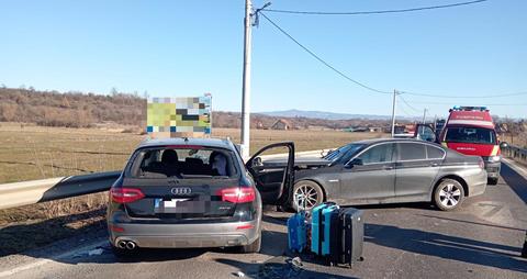 Trei adulţi şi doi minori, răniţi într-un accident rutier produs în judeţul Mureş