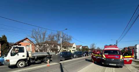 Accident cu 12 persoane implicate, în judeţul Bistriţa-Năsăud / O femeie şi doi copii – de 12 şi 17 ani – transportaţi la spital